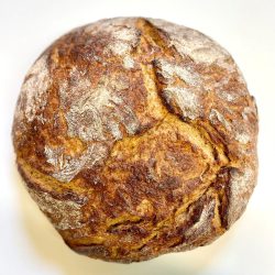 Dieser Brotlaib zeichnet sich durch  seinen kräftigen Geschmack aus. Ein  wunderbares, rustikales Brot mit  exzellenter Frischhaltung.