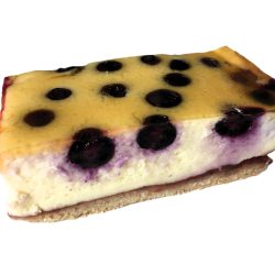 Luftig lockere Quarkcreme auf einem  leckeren Dinkelboden, kombiniert mit  saftigen Heidelbeeren.