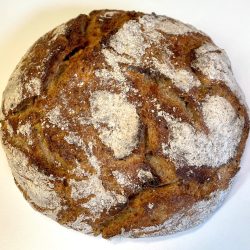 Für unsere Kartoffelkruste verwenden  wir ausschließlich richtige Kartoffeln und  keine getrockneten Kartoffelflocken  oder Kartoffelpulver. Saftig, luftige  Krume und lange Frische. Besonders  beliebt bei Kindern.