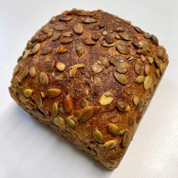 Ein knackig quadratisches Brot, mit  Kürbiskernen, die diesem einen mild  nussigen Geschmack verleihen.
