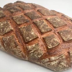 Ein Weizenbrot mit ländlichem Charakter und leichter Säure. Kräftige Kruste, helle-locker-luftige Krume machen dieses Brot aus.